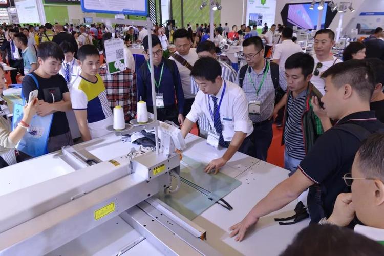 360°针杆旋转缝制设备燃爆全场 中缝重工如何重新定义智能缝纫
